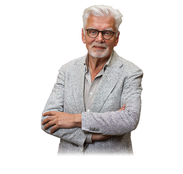 Jan Slagter met grijze colbert en armen over elkaar.