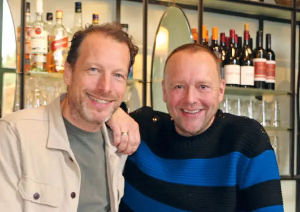 In het programma De reünie herbeleeft Richard Groenendijk zijn tijd met voormalige horecacollega's uit Rotterdam. De aflevering toont hoe deze twintigers hun eerste stappen naar volwassenheid zetten.