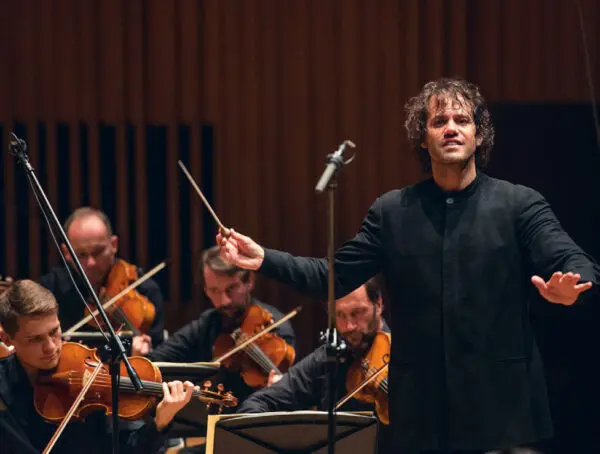 Vandaag dirigeert Eivind Gullberg Jensen het Noord Nederlands Orkest in de uitvoering van Sjostakovitsj' ’Zevende symfonie’. Het concert is live te beluisteren op NPO Klassiek.