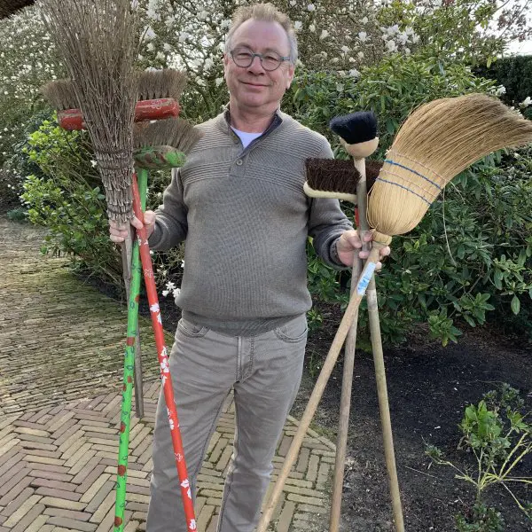 emile bode met bezems