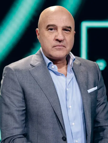 Misdaadjournalist John van den Heuvel begon zijn carrière als politieagent en zelfs undercoveragent in Amsterdam.