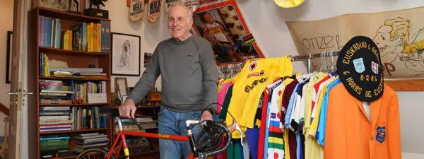 Een openhartig interview met wielericoon Joop Zoetemelk in zijn Franse woning. Hij deelt zijn ervaringen na een ernstig fietsongeluk in 2020 dat zijn handen blijvend beïnvloedde.