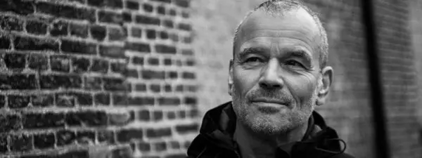 Ontdek het verhaal van de impact van vaders depressie op zijn zoon, zijn worsteling met faal- en bindingsangst, en de helende kracht van muziek.