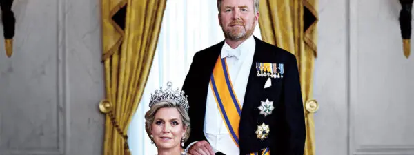 De Nederlandse monarchie is een delicate balansact. Koning Willem-Alexander en Koningin Máxima moeten het koningshuis op een voetstuk plaatsen en tegelijkertijd normaal blijven, iets wat onlangs voor commotie zorgde rondom een vakantievlucht van Amalia.