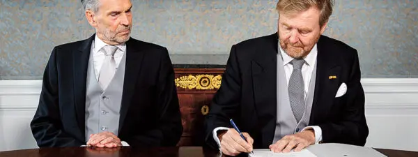 Acteur Nasrdin Dchar beschuldigt de Koning van medeplichtigheid aan de genocide in Gaza. Maar heeft Koning Willem-Alexander wel politieke invloed of is zijn handtekening slechts een formaliteit?