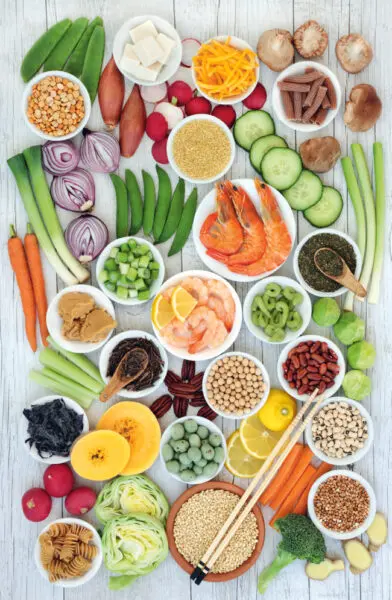 Philip Freriks blikt in In de Voetsporen van de Jaren 80 terug op de macrobiotische rage met Nora Goud. Zij kwam terug van het dieet na schadelijke gevolgen voor haar kinderen.