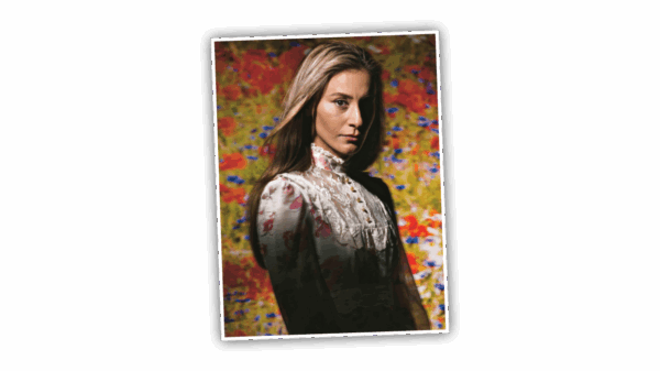 Dilan Yurdakul onderzoekt in de theatervoorstelling en podcast 'De stille vrouw' de levens van haar oma's en haarzelf. Een ode aan de vrouw die niet sprak, maar alles zei.