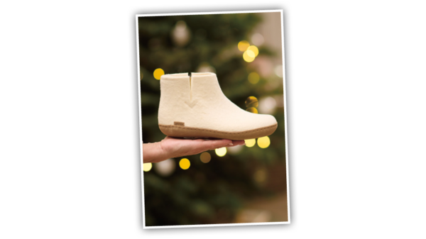 Droomt u van warme voeten tijdens de Kerst? De sneeuwwitte Glerups-sloffen, gemaakt van natuurlijke wol, zitten als gegoten. Het liefst draagt u ze zonder sokken.