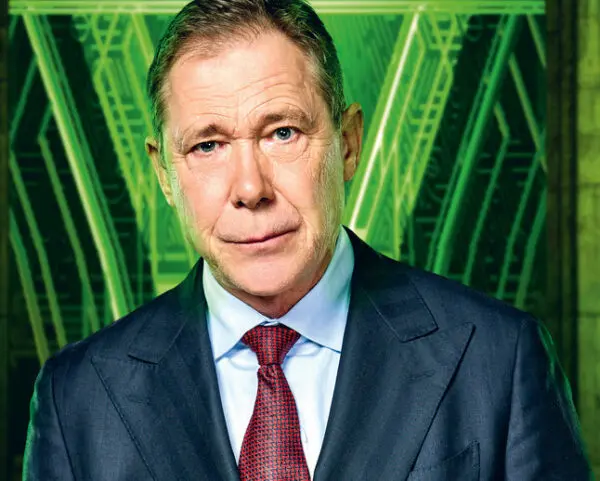 Acteur Hans Kesting presenteert Moordfeest op SBS6. In deze aflevering moeten BN'ers zoals Fajah Lourens en Hugo Kennis een 'moord' oplossen. Wie ontmaskert de dader?