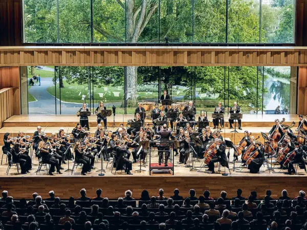 Orkest Phion opent onder leiding van chef-dirigent Alexei Ogrintchouk het seizoen met Sjostakovitsj en Jan Van der Roost, vanavond te beluisteren tijdens het Avondconcert op NPO Klassiek.