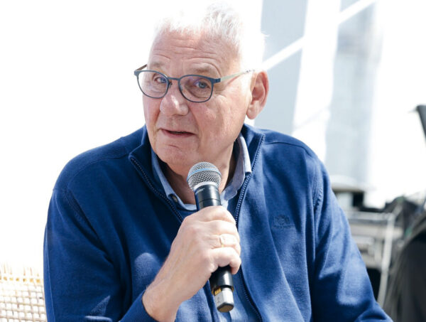 Jan de Hoop is met man Coen in Portugal met de camper, maar presenteert 'De Hoop op zaterdag' via een geluidsverbinding op Radio Gelderland.