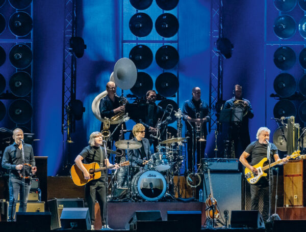 The Analogues fietsen in 30 dagen van Amsterdam naar Oekraïne voor War Child, met intieme concerten onderweg.