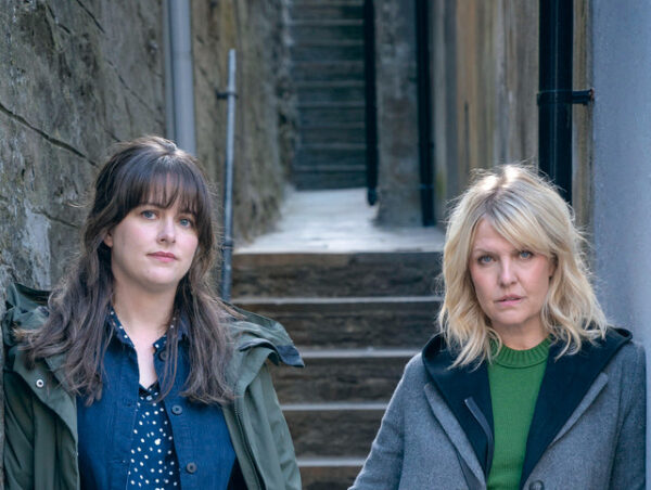 Start seizoen 9 van Shetland: Inspecteur Ruth Calder (Ashley Jensen) helpt haar collega bij de zoektocht naar een vermiste vriendin en zoontje op de Shetlandeilanden