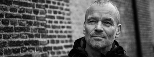 Ontdek het verhaal van de impact van vaders depressie op zijn zoon, zijn worsteling met faal- en bindingsangst, en de helende kracht van muziek.