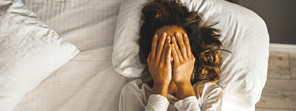 Als ‘Nederland’ slaapt, liggen zeker 2 miljoen volwassenen min of meer klaarwakker in bed. Bijna 1,4 miljoen mensen kampen met slapeloosheid, hun hersenen staan continu ‘aan’. Inslapen, laat staan doorslapen, lukt niet, of uiteindelijk met grote moeite. Bovendien lijden 600.000 landgenoten aan slaapapneu.