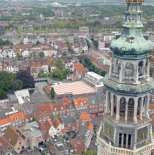 Middelburg werd in 1940 zwaar getroffen, maar herbouwd met respect voor het oude stadsbeeld. Noord-Zuid-Oost-West vertelt over de wederopbouw van de stad, die als een feniks uit haar as herrees.