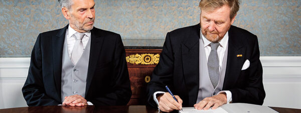 Acteur Nasrdin Dchar beschuldigt de Koning van medeplichtigheid aan de genocide in Gaza. Maar heeft Koning Willem-Alexander wel politieke invloed of is zijn handtekening slechts een formaliteit?
