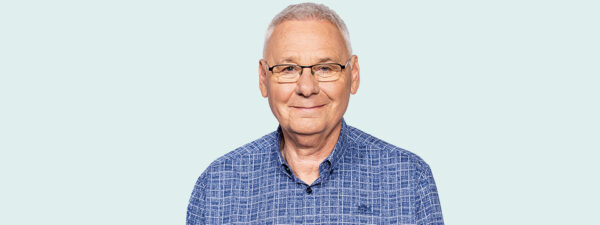 Tijdens een mooie camperreis krijgt Jan de Hoop (70) onverwacht een hartinfarct op een camping in Zeeland. Met gillende sirene wordt hij naar het ziekenhuis gebracht. Inmiddels is hij weer thuis en spreken wij de populaire presentator over deze ingrijpende gebeurtenis, zijn dromen en de liefde voor zijn echtgenoot Coen.