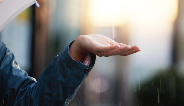 regen voelen met hand
