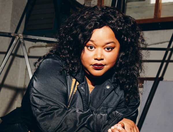 Actrice en zangeres Sarah Janneh is te gast in Kunststof om 19.00 uur. Ze vertelt over haar persoonlijke theatervoorstelling Brabo Leone, een zoektocht naar haar identiteit tussen Brabant en Sierra Leone.