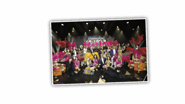 Beleef de grootste all-inclusive dinnershow van Nederland: GRANDEUR! Geniet in Studio’s Aalsmeer van een 4-gangendiner, onbeperkt drankjes en een grootse show met live-entertainment en acrobaten.