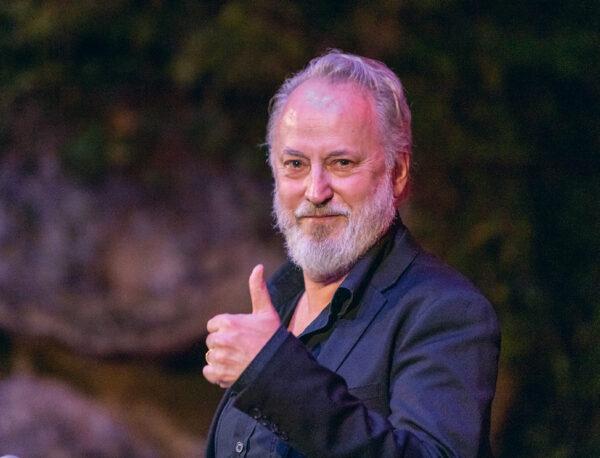 Rowwen Hèze viert 40 jaar met een documentaire van Ruud Lenssen over hun grootste thuisoptreden. Bandleider Jack Poels vertelt erover in De Taalstaat.