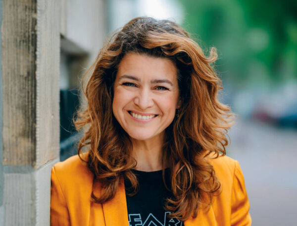 Nieuwslezer Merel Westrik vertelt in de Volkskrant dat ze 'chronisch brak' is door haar werk voor De Coen & Sander show. Het vroege opstaan valt haar zwaar.