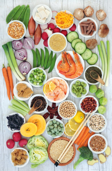 Philip Freriks blikt in In de Voetsporen van de Jaren 80 terug op de macrobiotische rage met Nora Goud. Zij kwam terug van het dieet na schadelijke gevolgen voor haar kinderen.