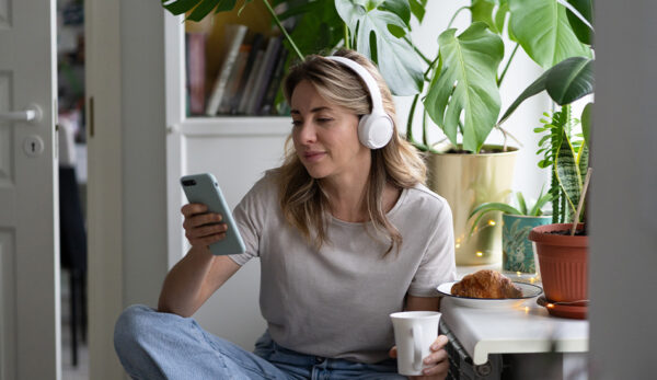 naar podcast luisteren