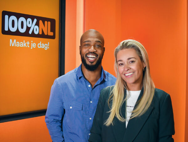Zing luidkeels mee met de radio! Elke vrijdag staat 100%NL in het teken van Meezingvrijdag met Giorgio Hokstam, Ingrid Jansen en al je favoriete hits.