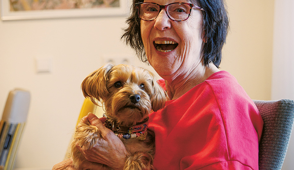 hondje puck en bewoonster