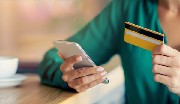 vrouw met smartphone en bankkaart