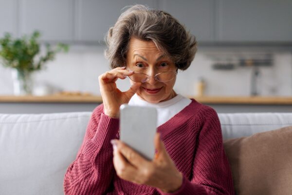 vrouw leest op haar telefoon
